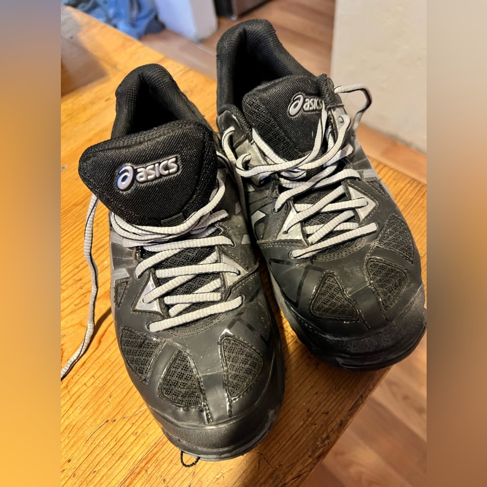 Only worn for one volleyball season never worn off the court! Really comfortable
